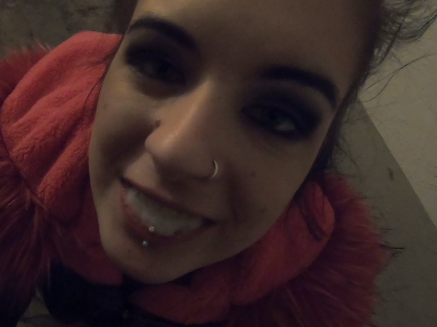 Ich habe an nichts schlimmes gedacht, wollte eigentlich nur mal schnell in den Keller nach der Waschmachine schauen, als dann so ein gieriger Nachbar mit einem Ständer vor mir stand, Ich habe mir gedacht der passt doch mit Sicherheit schön zu meinem Mund, und da Ich ja eh immer Sperma sehr gerne mag, habe ich natürlich sofort damit beggonnen ihn schön genüßlich abzublasen! Naaaaa hätte dir das genauso gut gefallen wie meinem Nachbarn ? dann lasse es mich wissen :)