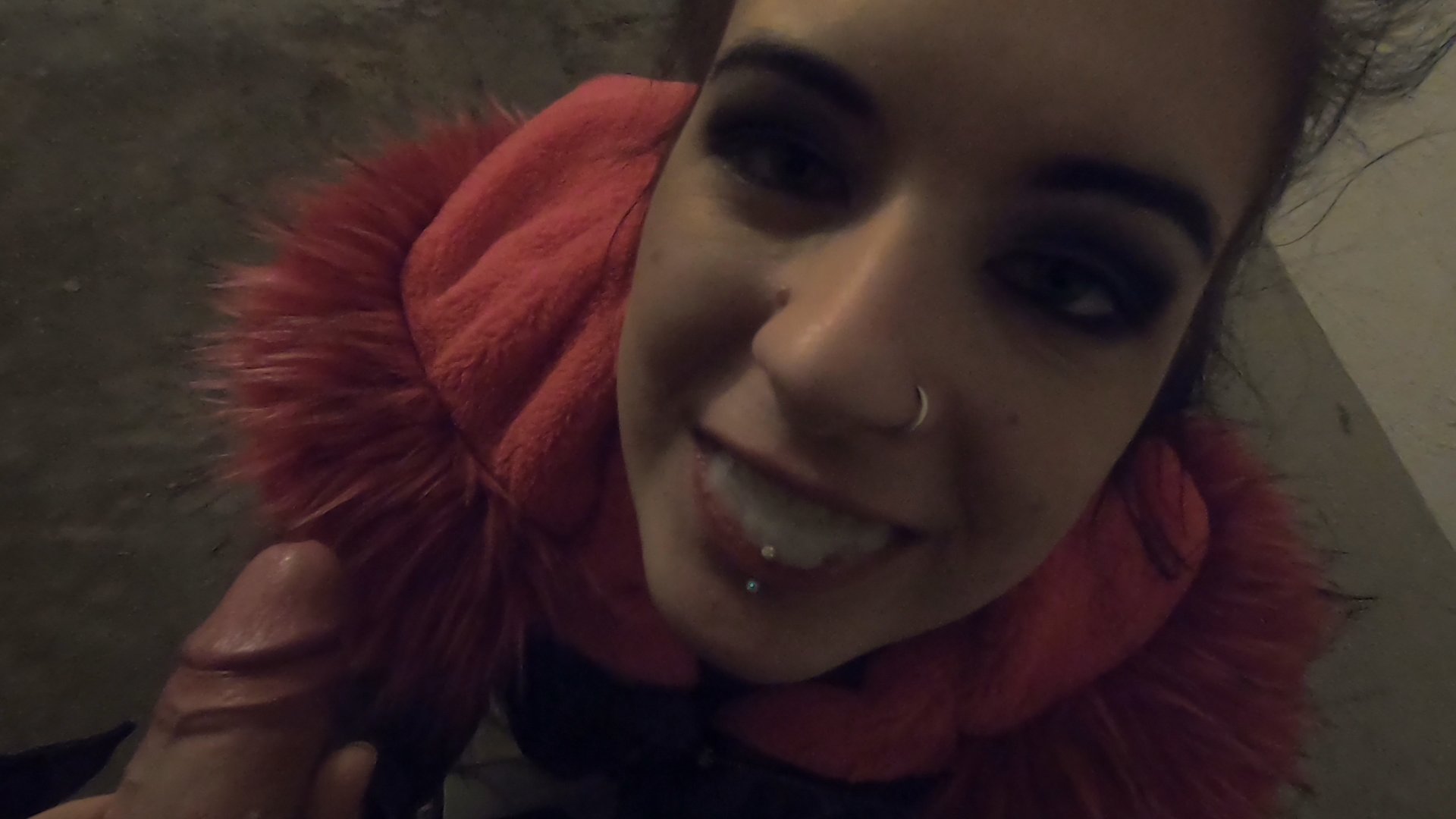 Im Keller überrascht! Ich habe an nichts schlimmes gedacht, wollte eigentlich nur mal schnell in den Keller nach der Waschmachine schauen, als dann so ein gieriger Nachbar mit einem Ständer vor mir stand, Ich habe mir gedacht der passt doch mit Sicherheit schön zu meinem Mund, und da Ich ja eh immer Sperma sehr gerne mag, habe ich natürlich sofort damit beggonnen ihn schön genüßlich abzublasen! Naaaaa hätte dir das genauso gut gefallen wie meinem Nachbarn ? dann lasse es mich wissen :)