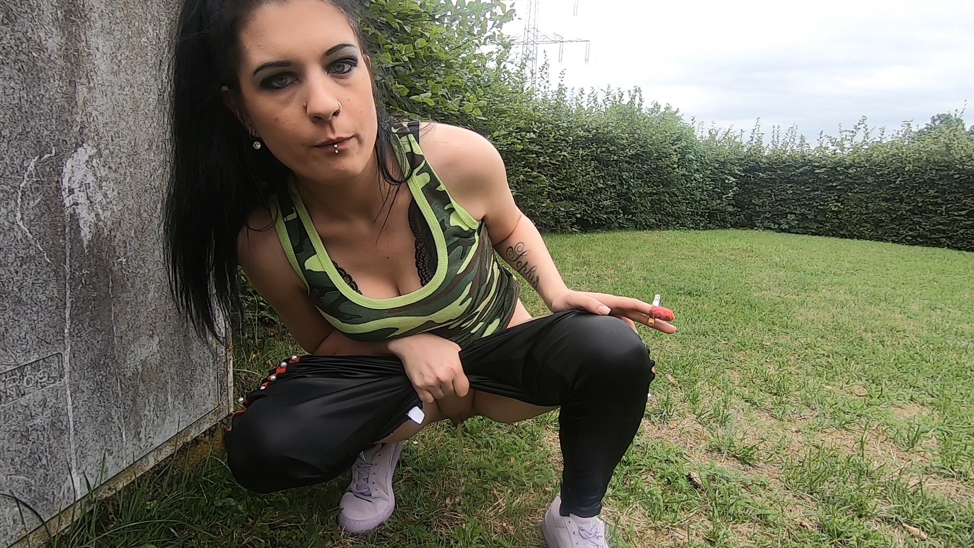 pissen und rauchen! Ohhhh ich war draußen unterwegs gewesen und habe gerade eine Zigarette geraucht , in dem moment habe ich gemerkt das meine Blase gerade mächtig drückt und ich extrem pissen muss also habe ich einfach mal meinem Natursekt freien lauf gelassen! Ich denke du hättest mit sicherheit gerne drunter gelegen oder ?