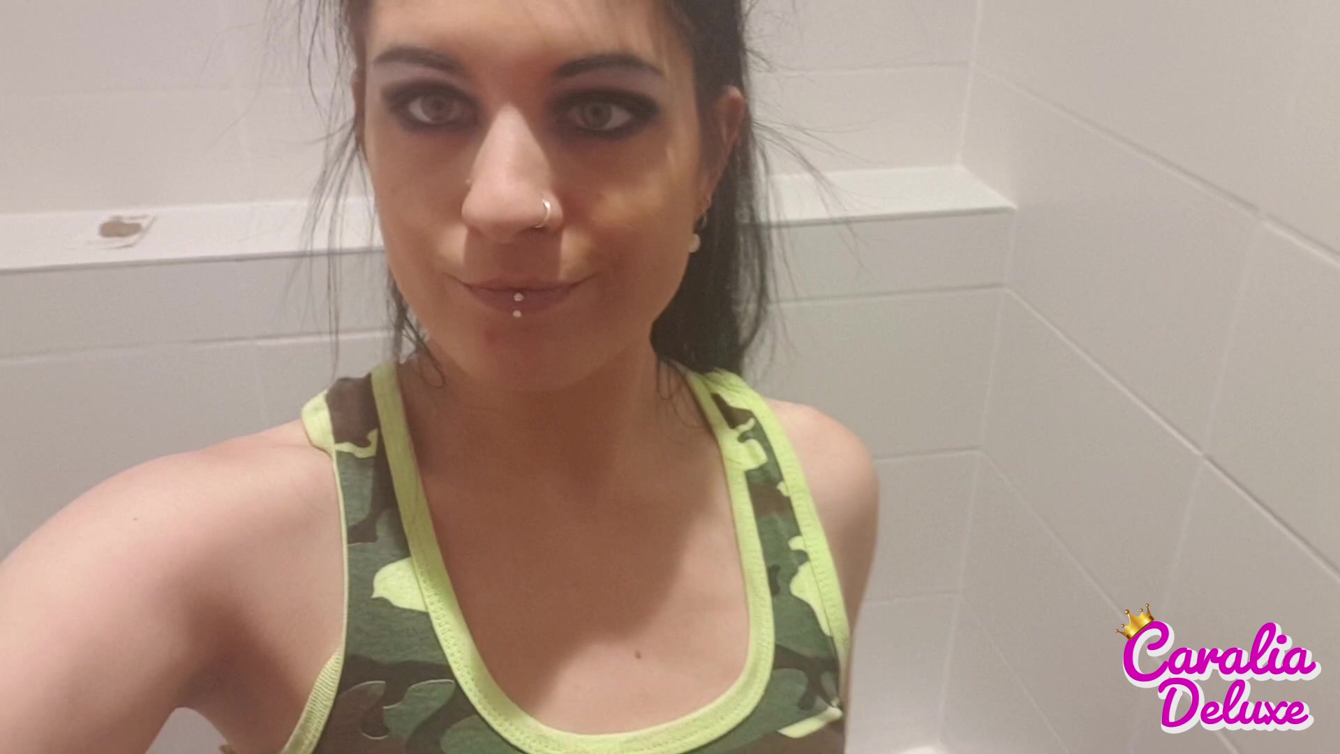 ich war unterwegs gewesen und musste pissen, da hab ich dann gleich mal an der Rastätte gehalten um meinen übelsten Druck los zu werden, und da ich ja so übelst Ns Geil bin hat mich das gleich schon wieder en wenig geil gemacht und ich musste zuerst mal meine Titten auspacken und mich selbst befummel *grrr* hihi