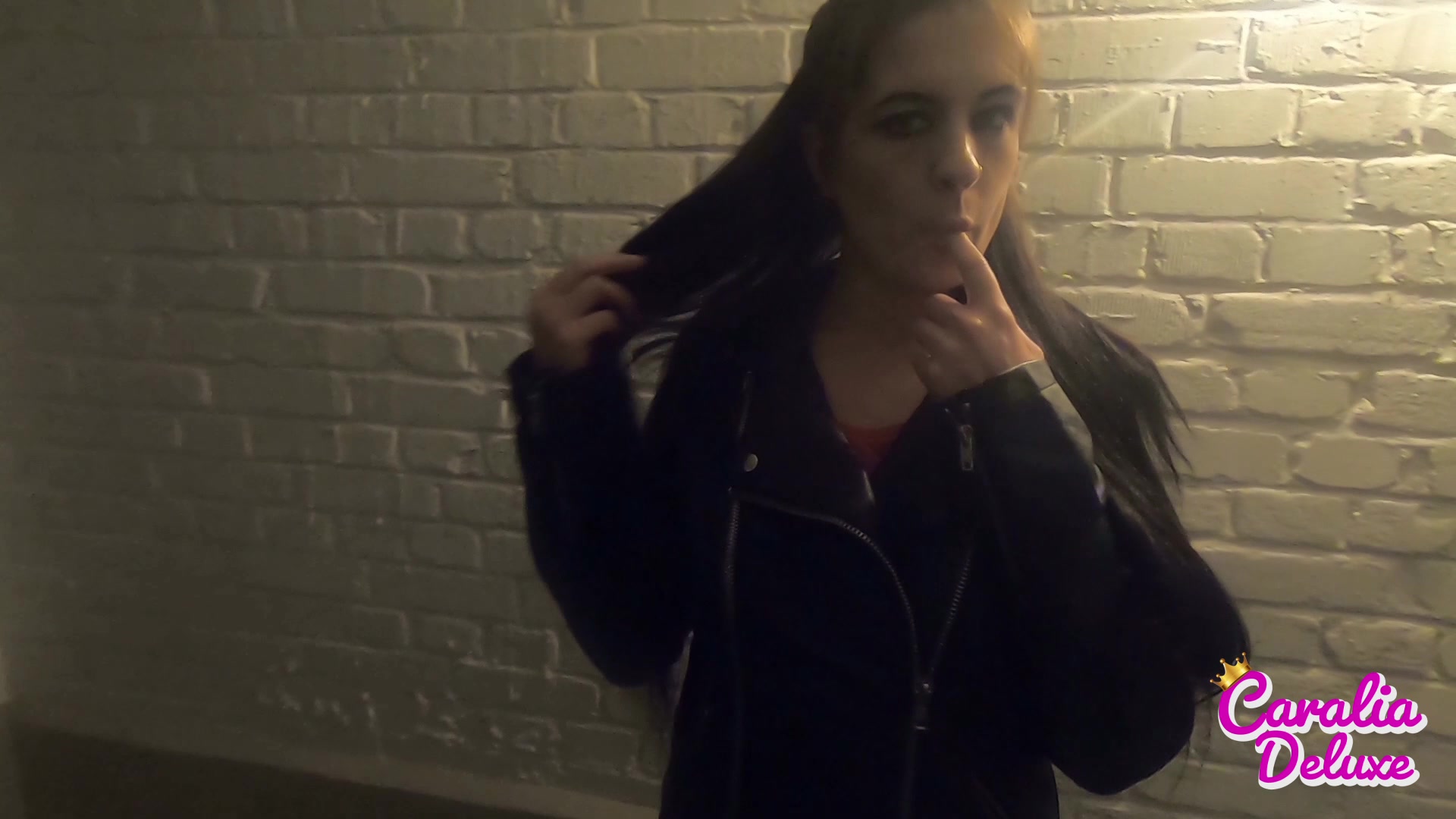 Eigentlch wollte Ich mich ja nur mal umschauen wie es in einem Bordellkeller wohl so ist, es war auch ganz anüsant, aber bevor Ich mich weiter umsehen konnte hat mich schon so ein komischer schleimiger Typ angesprochen, Er wollte wohl seinem Chef bescheid sagen, dann habe ich Ihn einfach etwas aufgegeilt, noch bevor Ich mich ausziehen konnte hatte Ich schon seinen fetten Schwanz in meiner Arschfotze und er fing an mir mit dem Kolben mächtig den Arsch zu ficken! das hat mich dann so geil gemacht aufeinmal das ich mich während er mich in den Arsch fickte Anfang mich oben rum frei zu machen .meinst du Ich konnte denn so einen guten Eindruck bei Ihm hinterlassen ?