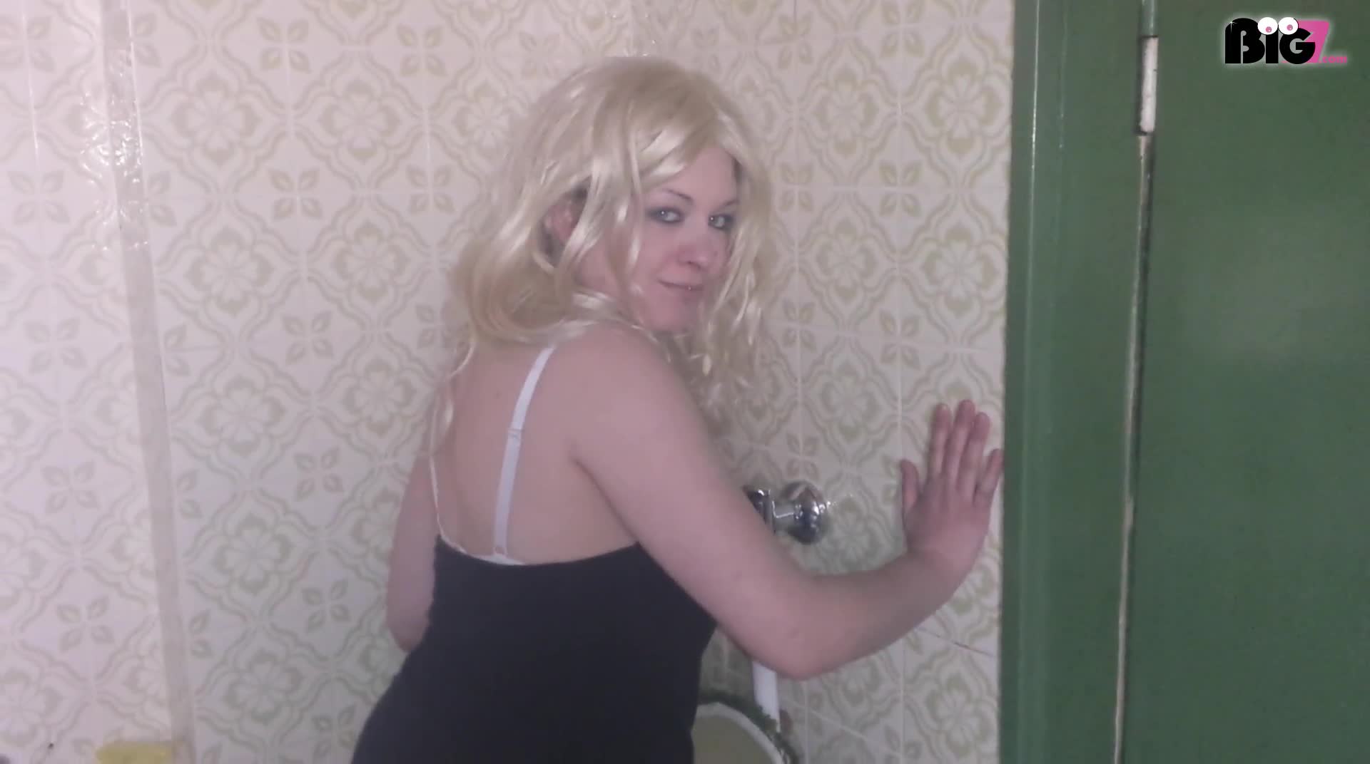 Ich war am Wochenende bei meinem Opa zu Besuch und er mag es überhaupt nicht wenn man bei Ihm auf Toilette im stehen pisst, natürlich war mir das egal, Er sollte es wohl nur besser nie erfahren