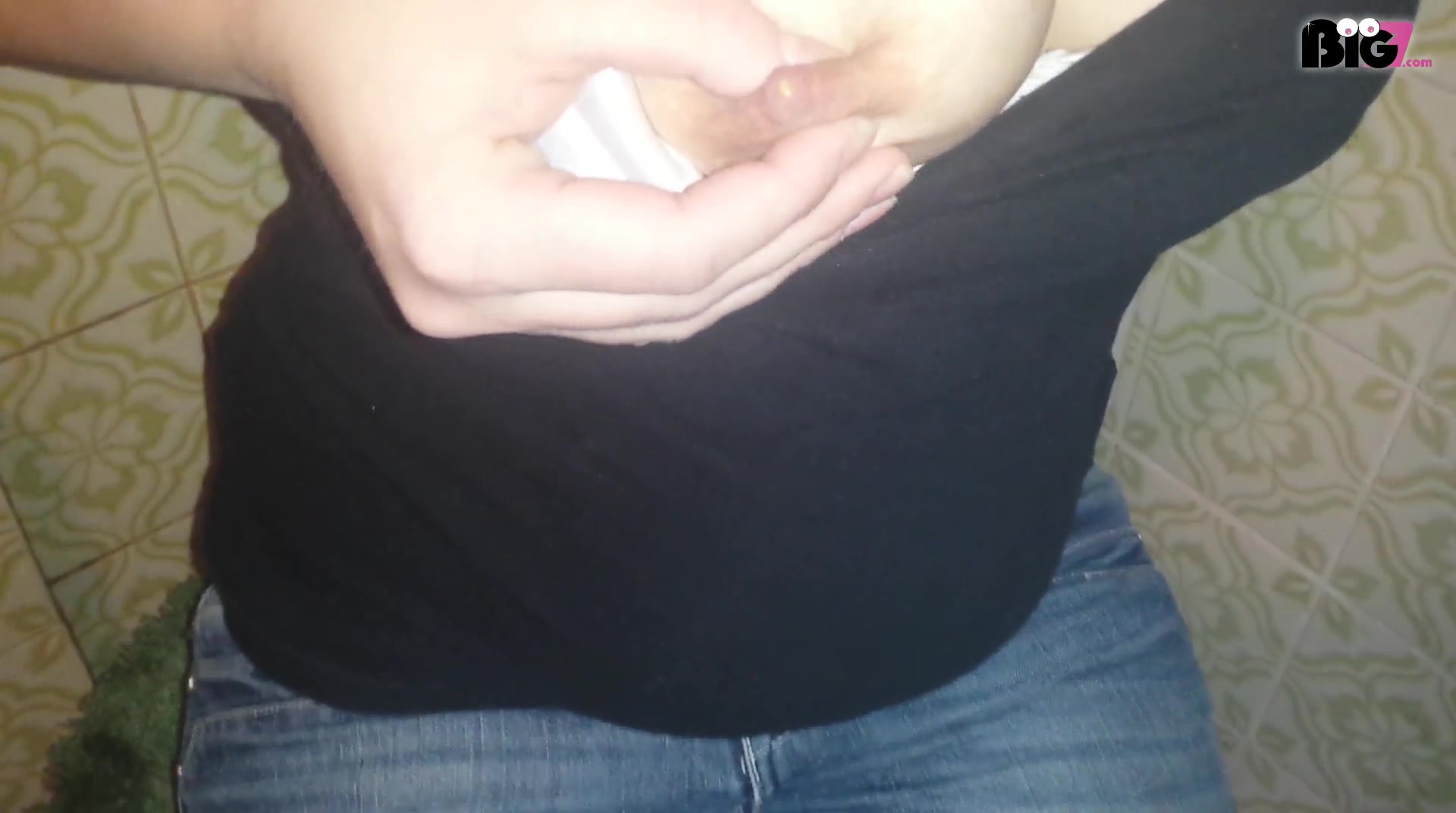 OMG Ich habe Heute Milch aus meinen Titten gedrückt wurde Ich Schwanger gefickt? Wenn ja, wer von euch war das?