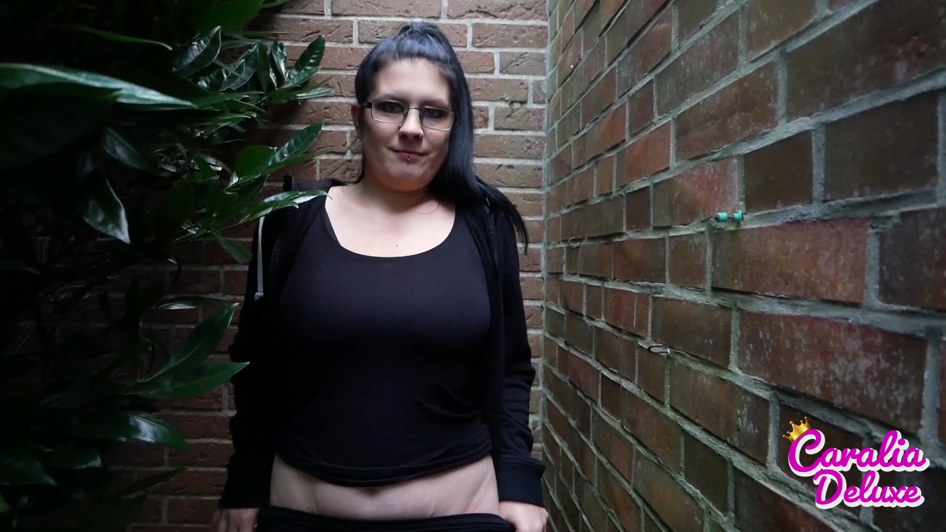 Ich war unterwegs gewesen uns musste ganz dirngend pissen, allerdings war das mitten in einem Wohngebiet, also habe ich mir einfach einen Hof gesucht wo es gerade sehr leer ausgesehen hat :O dort habe ich dann auch eine schöne Ladung abgepisst, und als ich mich dann gerade für dich noch ein wenig zeigen wollte kam aufeinmal ein Auto angefahren was du mir auch in meinem Gesicht ansehen kannst :O und wer war das jetzt ?? vielleicht der Besitzer von dem Grundstück ??? Wenn dir das Video gut gefallen hat, dann würde ich mich über eine gute Bewertung und einen Kommentar von dir sehr freuen.