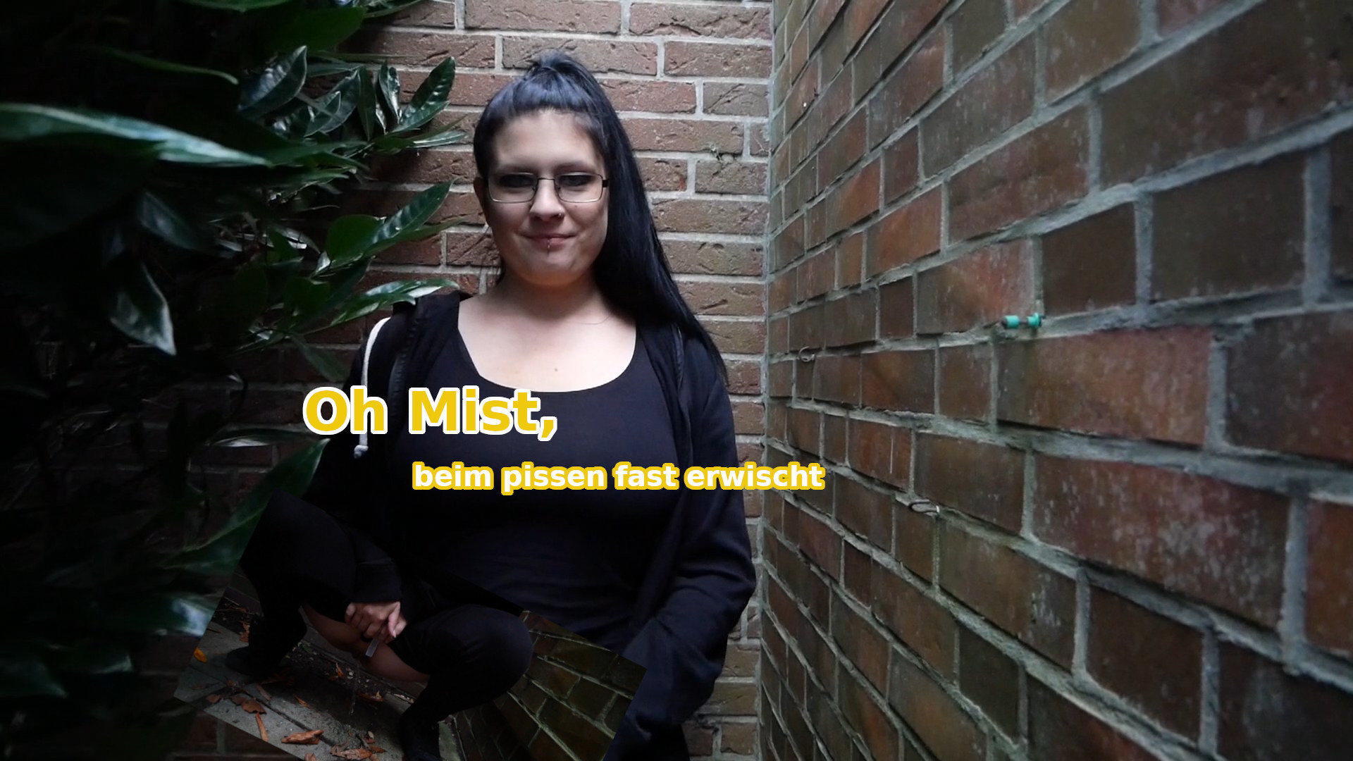 Oh Mist, fast erwischt beim pissen! Ich war unterwegs gewesen uns musste ganz dirngend pissen, allerdings war das mitten in einem Wohngebiet, also habe ich mir einfach einen Hof gesucht wo es gerade sehr leer ausgesehen hat :O dort habe ich dann auch eine schöne Ladung abgepisst, und als ich mich dann gerade für dich noch ein wenig zeigen wollte kam aufeinmal ein Auto angefahren was du mir auch in meinem Gesicht ansehen kannst :O und wer war das jetzt ?? vielleicht der Besitzer von dem Grundstück ??? Wenn dir das Video gut gefallen hat, dann würde ich mich über eine gute Bewertung und einen Kommentar von dir sehr freuen.