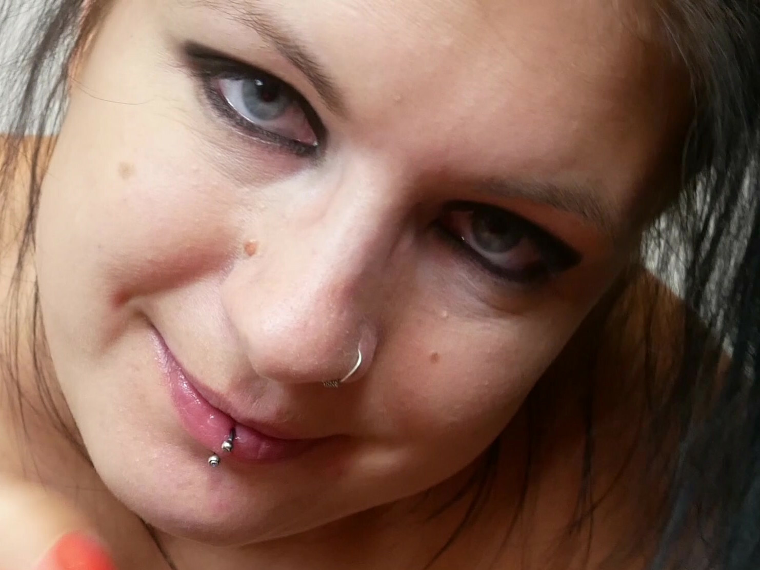 Ich glaube da habe ich meinen Mund wohl etwas zu voll genommen oder ? dieser Jungschwanz hat mir gesagt das er schon lange nicht mehr gespritzt hat und er mir mein ganzes Maul voll rotzen wird, Ich habe mit Ihm gewettet das Ich es trotzdem schaffe alles herunter zu schlucken. Na, was glaubst du? Habe ich es geschafft jeden einzelnen Schwanz tropfen zu schlucken oder hat mein können nicht ausgereicht ? Wenn dir das Video gefallen hat, dann würde Ich mich natürlich über Videkommentar und eine gute Bewertung von dir sehr freuen.