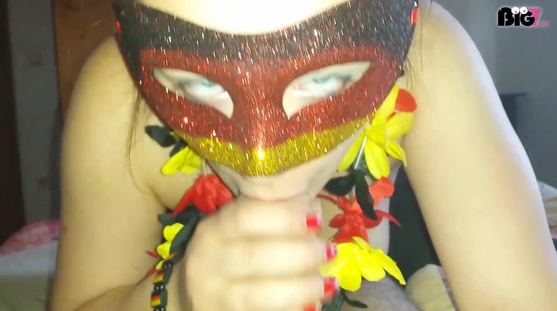 Stell dir vor du schaust Morgen das Achtelfinal Spiel Deutschland gegen Brasilien und während du das Spiel schaust blase Ich dir im Fan Outfit geil deinen Schwanz bis du mir deine ganze Sacksahne in den Mund spritzt ich sie dir nochmal zeige und dann schön schlucke.