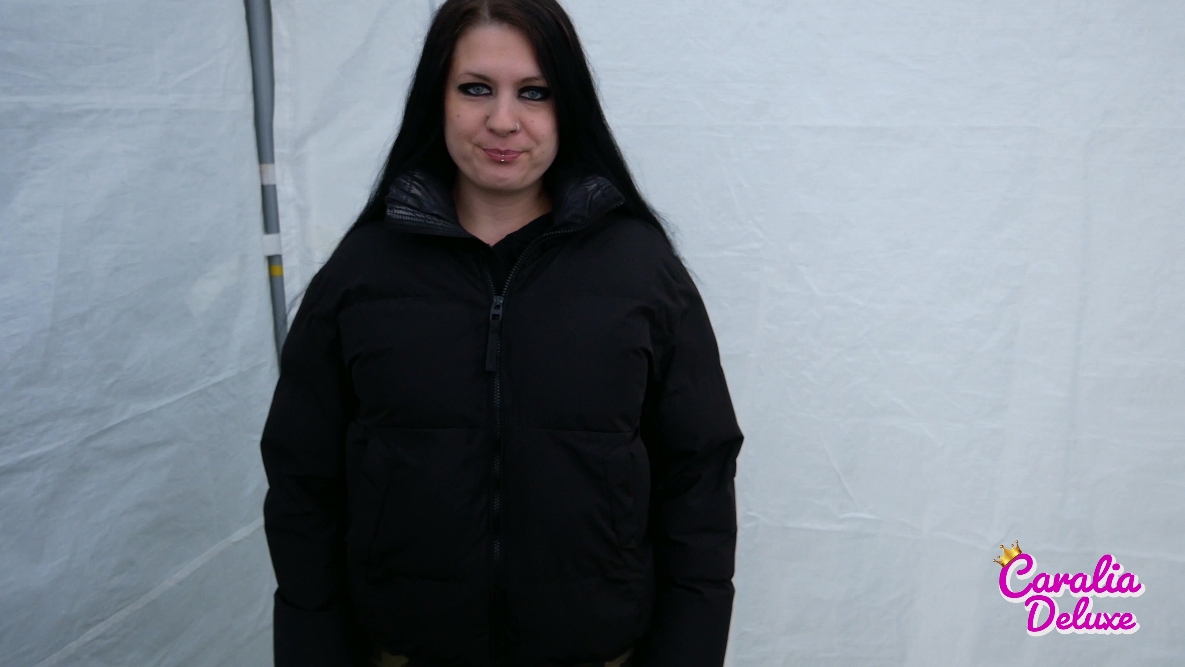 Ich war auf einem Konzert gewesen und da ist es mich einfach überkommen, als Ich mittags mal schauen wollte was schon alles aufgebaut ist, musste ich aufeinmal extrem pissen o.O da ich nicht wusste wohin habe ich mich dann einfach schnell ins Backstage Zelt geschlichen und habe es frech laufen lasse! hättest du mir das zugetraut ? hättest du dich sogar noch getraut darunter zu legen ? Wenn dir das Video gut gefallen hat, dann würde ich mich über eine gute Video Bewertung und einen Kommentar von dir sehr freuen.