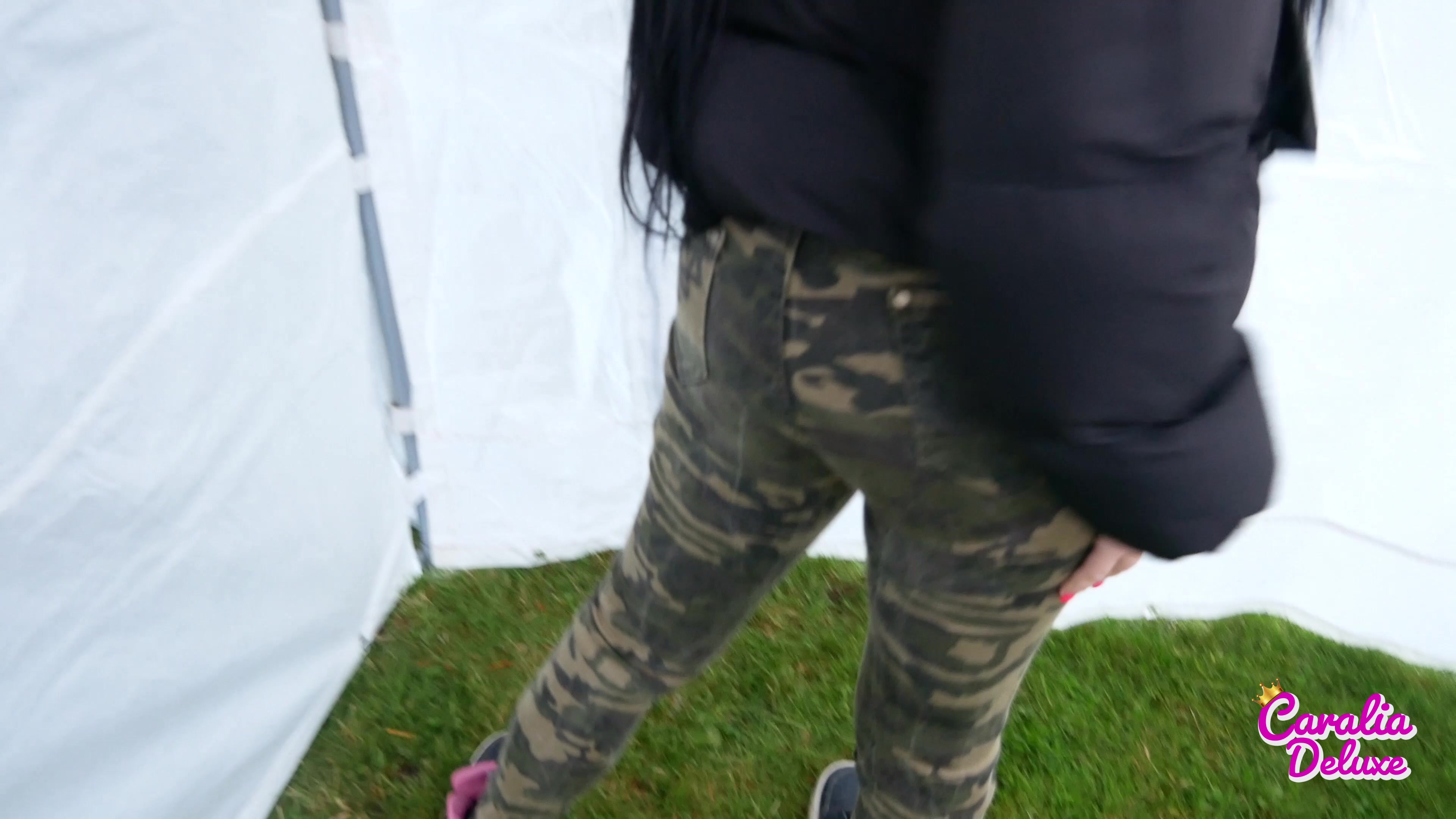 Ich kann es immer noch nicht fassen , was dort passiert ist :O du weißt ja bestimmt noch aus meinem letztem Video was ich dort in dem Backstage Zelt gemacht habe oder ? gerade als ich dieses Zelt verlassen wollte kam mir ein Ordner entgegen , er erzählte mir er hätte alles gesehen und müsste es eigentlich weiterleiten... Ich habe natürlich gesagt das Ich das nicht möchte.... Er meinte dann wir können das auch auf eine andere Art und Weise regeln ! Das habe Ich mich natürlich nicht mehrmals sagen lassen und habe angefangen seine Lunte in mein Fickmaul zu nehmen.... Ich liebe es immer alles zu schlucken ;) Wenn dir das Video gut gefallen hat, dann würde ich mich über eine gute Bewertung und einen Videokommentar von dir sehr freuen.