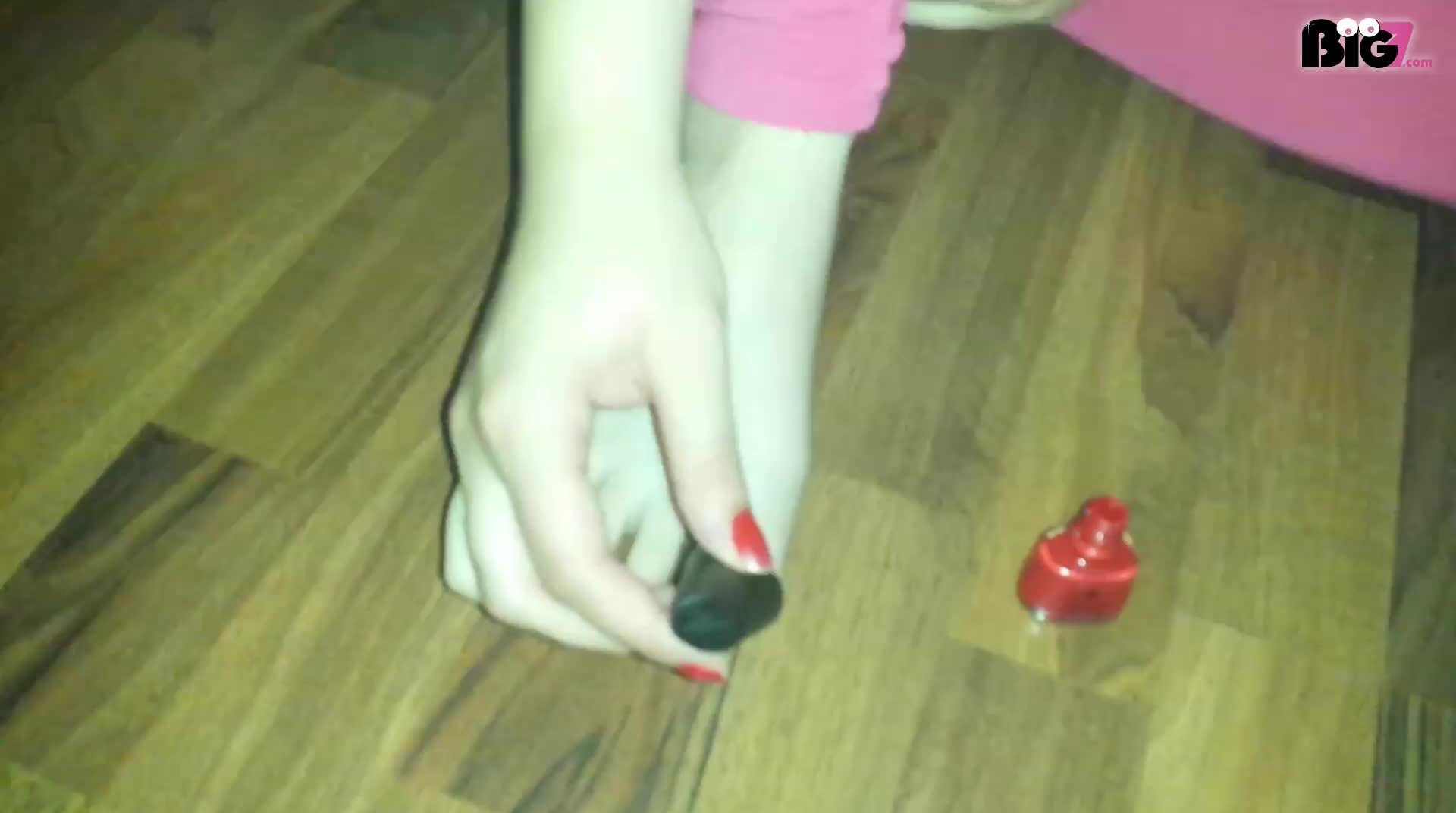 Fußfetisch: Richtig geil meine Füsse lackieren, na, würdest du drauf spritzen?