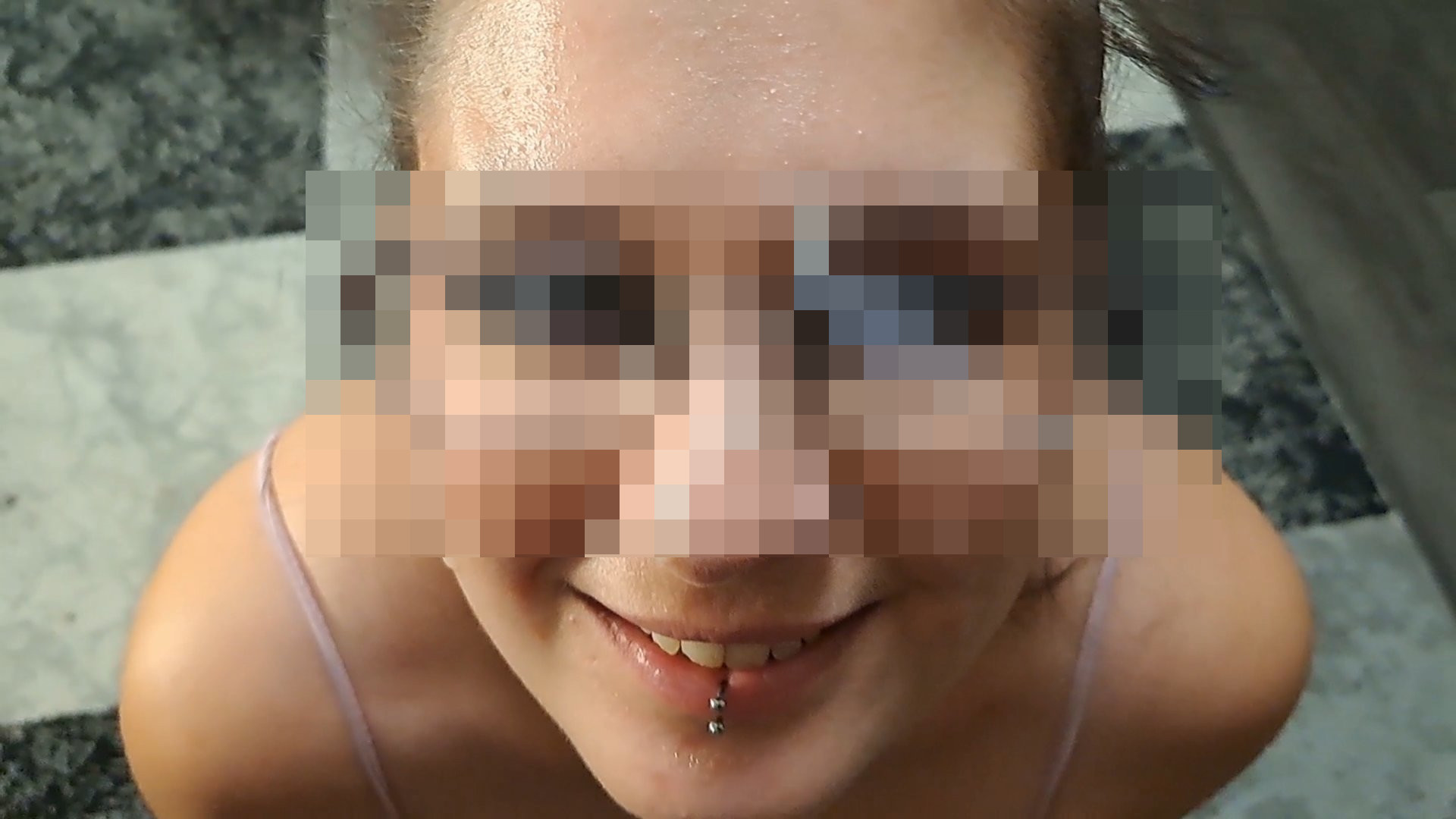 Das das passiert wäre damit hätte ich wirklich nie gerechnet … Ich hatte einen riesen Pimmel im Mund zum leer saugen, das alleine war ja schon extrem geil, weil ich mir dachte das es viel wird ;) aber soviel ? damit hätte ich nicht gerechnet !! Der pimmel ist mir direkt im Gesicht und auf der Brille geplatzt !! Würde dir es gefallen mir auch ins Gesicht uund auf die Brille zu spritzen ? lasse es mich gerne in einem Videokommentar wissen, und wenn dir das Video gut gefallen hat würde Ich mich auch über eine gute Bewertung von dir noch sehr freuen.