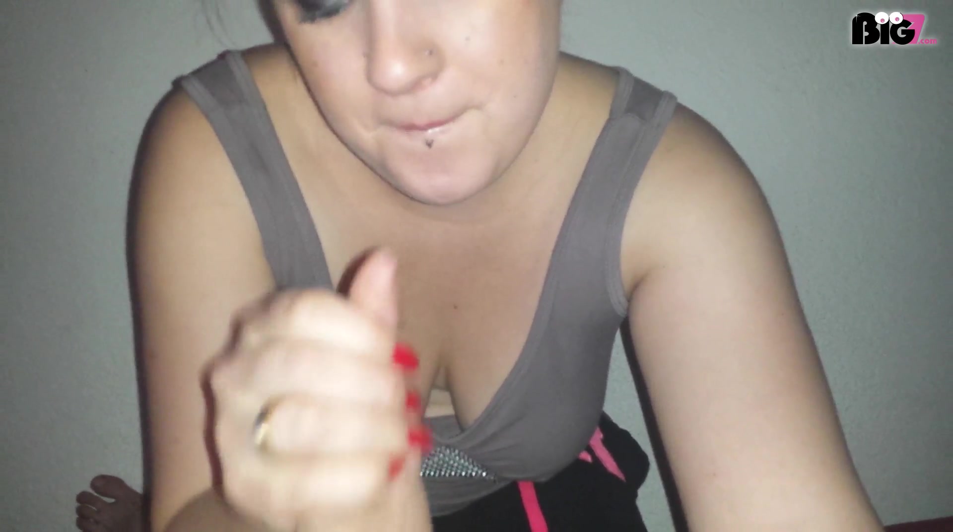 Schau dir an wie ich als versuche mir 21 cm Fickschwanz in die Kehle zu stecken, kurz vorm kotzen bin als am würgen und mir die Tränen kommen.