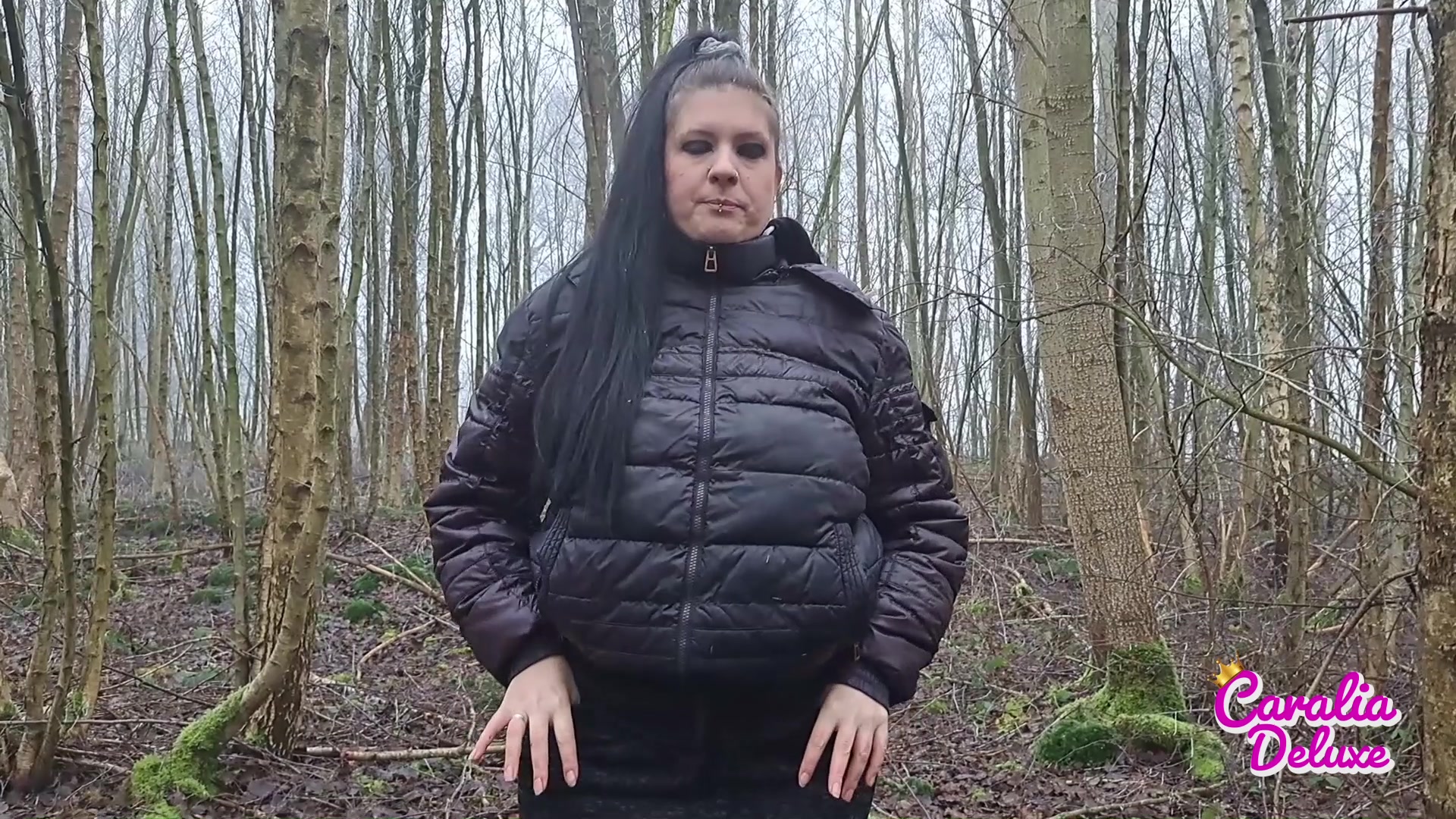 … dann lasse Ich es überall laufen … Ich war draußen spazieren gewesen in einem Wald aber anstatt zu warten bis irgendwo in der Nähe eine Toilette ist, habe Ich es einfach frech laufen gelassen :) Was sagst du dazu ? hättest du dich gerne darunter gelegt?