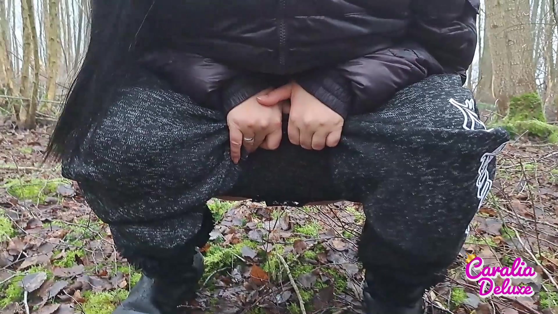 Wenn die blase drückt... … dann lasse Ich es überall laufen … Ich war draußen spazieren gewesen in einem Wald aber anstatt zu warten bis irgendwo in der Nähe eine Toilette ist, habe Ich es einfach frech laufen gelassen :) Was sagst du dazu ? hättest du dich gerne darunter gelegt?