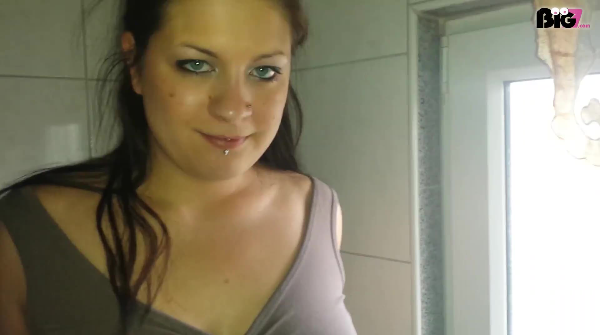 Userwunsch Video Teil 1 Erst pisse Ich mich geil ein in meine Jeans Hose und danach zerreise Ich die Jeans