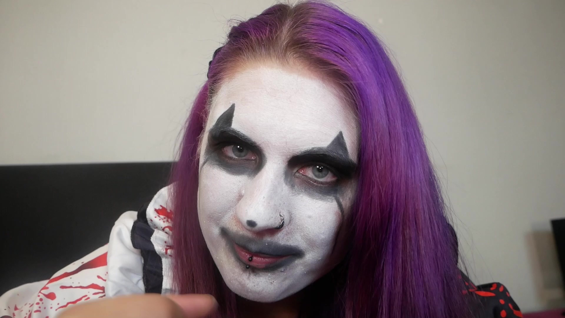 an Halloween war Ich ein wenig feiern gewesen auf einer Party, dann war dort dieser Typ der mir erzählt hat, ihm hätte noch nie eine Frau einen geblasen. Er wüsste zu gerne mal wie sich das anfühlt. Und da ich eh etwas spermageil war habe Ich ihm direkt angeboten das Ich es Ihm mal zeigen kann wie es sich anfühlt. Ich lutschte solange bis sein Schwanz nur so spritzte. Wenn dir das Video gut gefallen hat dann würde Ich mich über eine gute Videobewertung und einen Kommentar von dir sehr freuen.