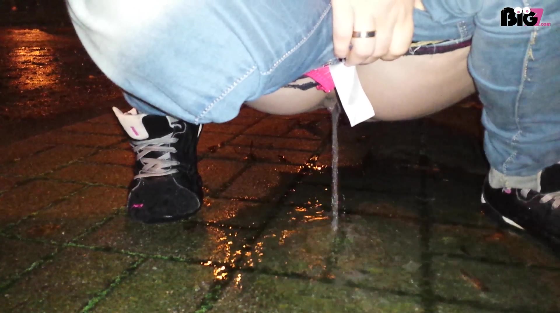 Public Regen Piss!! Ich pisse direkt Public auf einer Autobahnraststätte,  in mitten schlafender Lkw Fahrern direkt neben der Autobahn.