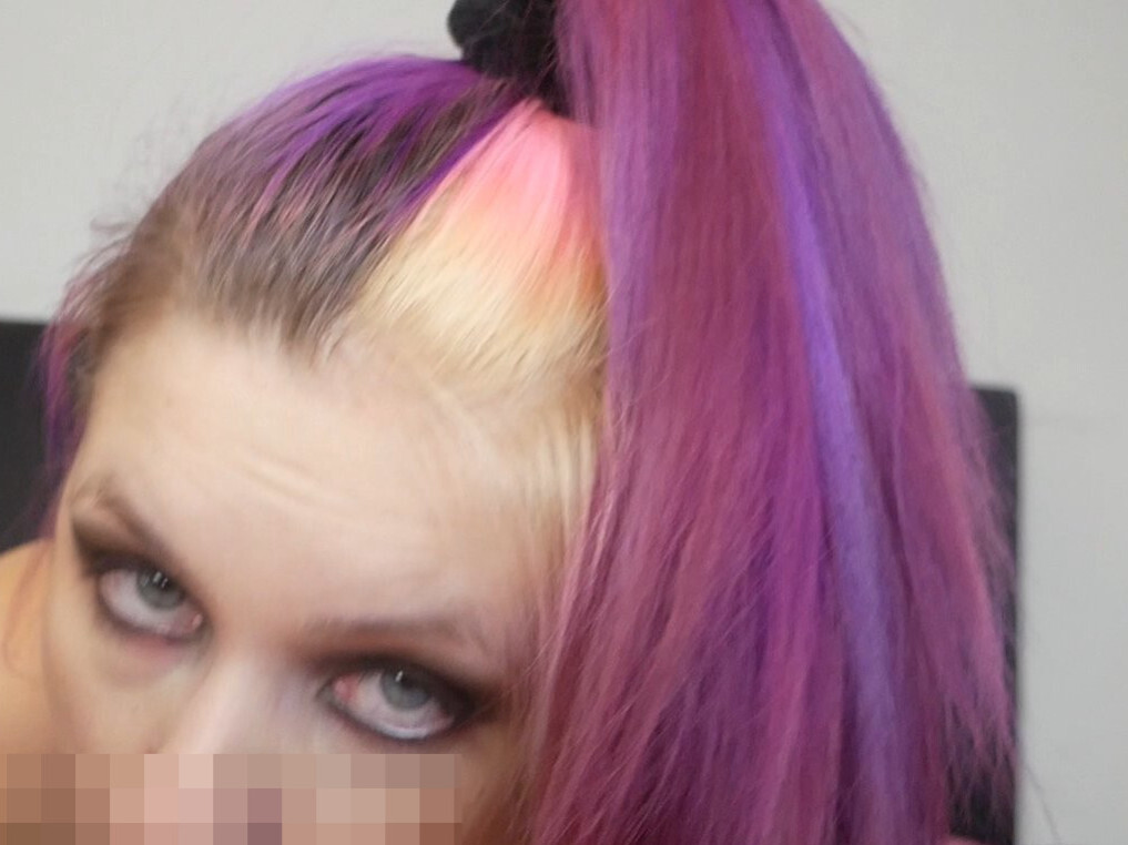 Ich liebe es deinen Schwanz so richtig schön mit meiner Maulfotze zu verwöhnen. Du kommst nach Hause und Ich warte schon gierig auf deinen Pimmel. Ich verwöhne ihn gierig mit meiner Zunge, lecke und sauge dabei an der Eichel herum. Es wird sehr schwer für dich dabei nicht abzuspritzen. Wirst du es schaffen? Ich bin gespannt. Wenn dir das Video gut gefallen hat dann würde Ich mich über eine gute Bewertung und einen Videokommentar von dir sehr freuen.