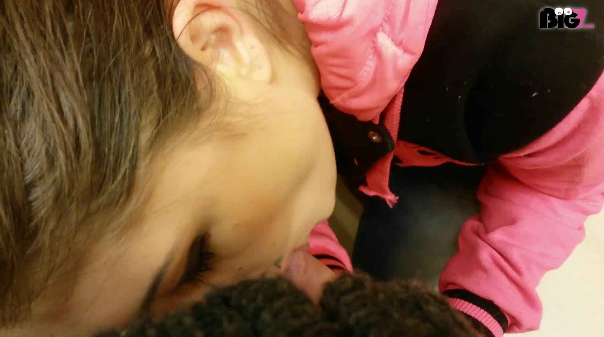 Schau dir an wie Ich mitten in einem Geschäft in einer Umkleidekabine richtig geil an einem Schwanz rum lutsche, na magst du auch mal mit mir einkaufen gehen ?