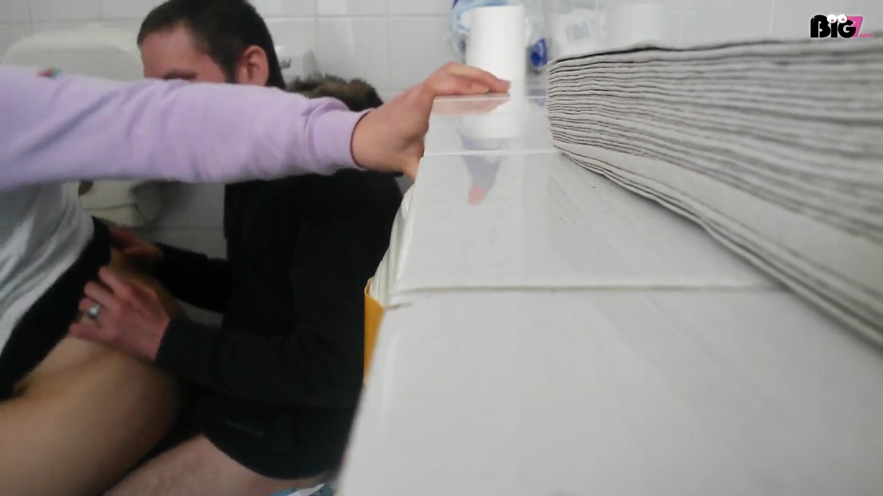 Ohjaaa da war Ich mal wieder richtig rattig,aber wofür gibts Tankstellen mit Toiletten? Richtig, Schlüssel ausleihen und los ficken ;-)