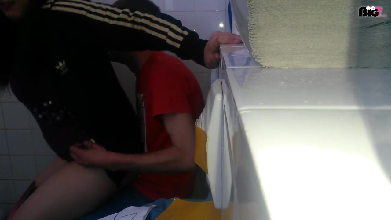 Skandal: Fick in Öffentlichem WC! Erstmal nehme Ich den Riehmen und blase Ihn Groß, danach Reite Ich den Schwanz ab, bis er Bock hat mich Doggy zu ficken, dies tut er dann auch und spritzt mir seine ganze Sackssahne auf meinen Prallarsch, die Sacksahne kannst du nochmal in Nahaufnahme auf meinem Prallarsch sehen.