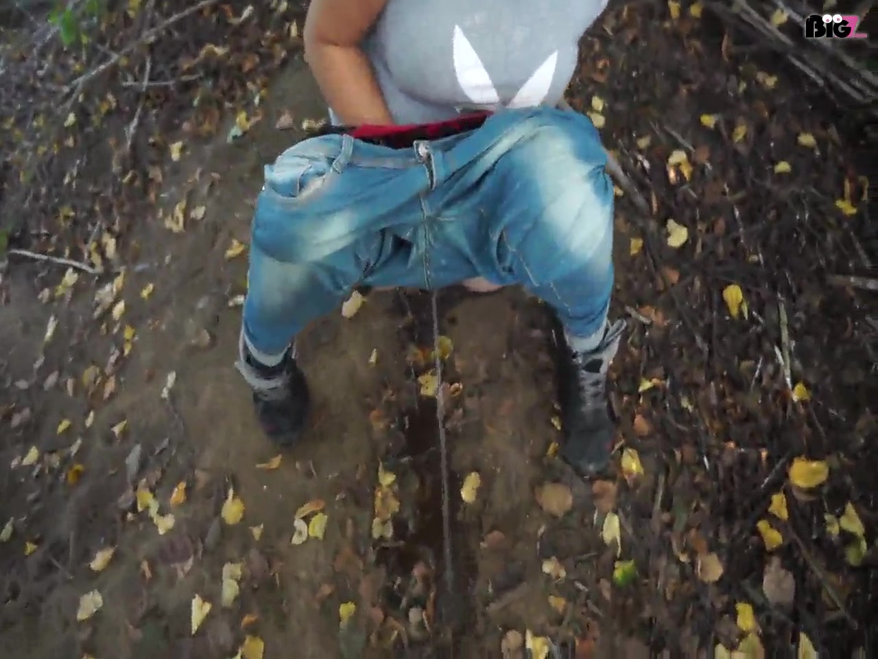 musste so dringend pissen das ich erstmal schön meine hose runter lassen musste um geil abzu pissen, mein Kameramann wurde anscheinend geil davon das er seinen schwanz auspackte damit ich ihn geil blasen kann, schaus dir an ;)