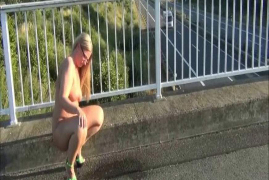 Public-Nackt auf einer Autobahnbrücke a*******t! von RosellaExtrem pic1