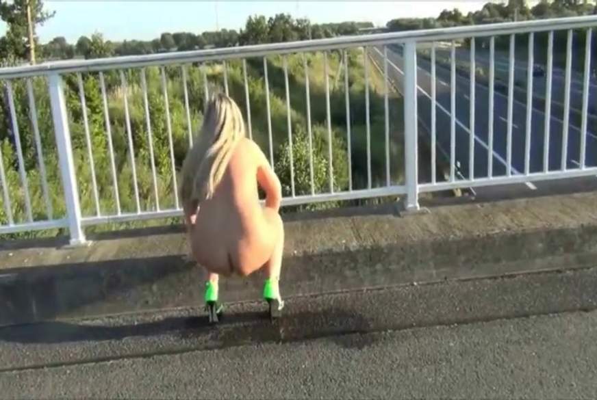Public-Nackt auf einer Autobahnbrücke a*******t! von RosellaExtrem pic3