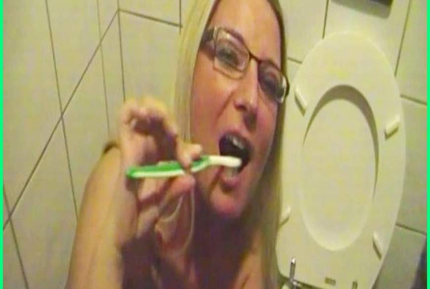P*****s:Public im Herrenk*o mit S****a die Zähne geputzt! von RosellaExtrem pic1