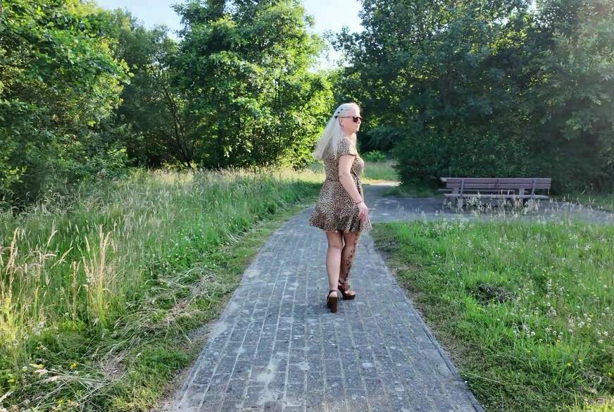 Public Outdoor S****t mit M****is**t schlucken und Naked-Walk! von RosellaExtrem pic1