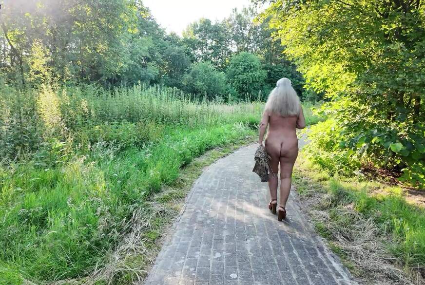 Public Outdoor S****t mit M****is**t schlucken und Naked-Walk! von RosellaExtrem pic4
