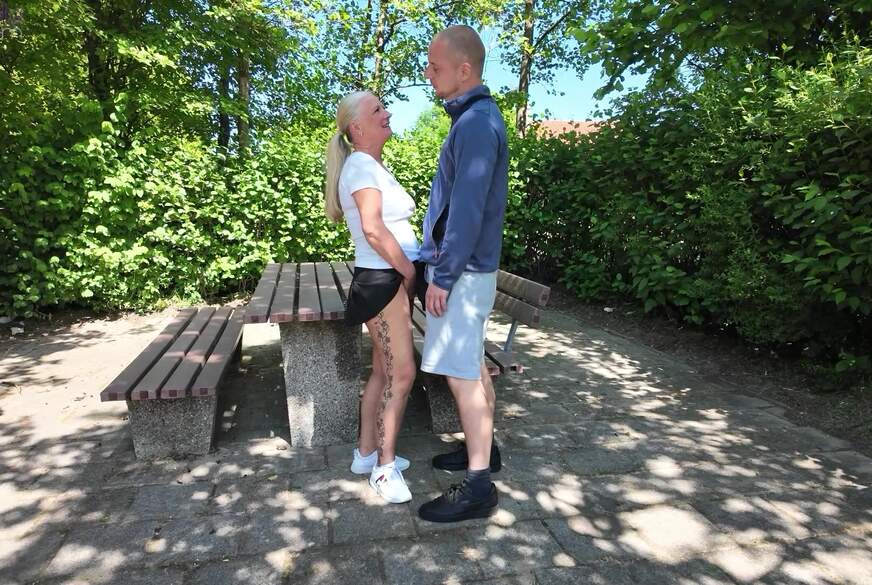 RosellaExtrem: Public AO-f*******k mit C******e u. Maulp**s auf einem Rastplatz! Teil 1