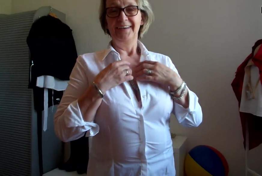 DiereifeBea: Bea präsentiert ihre reifen Brüste