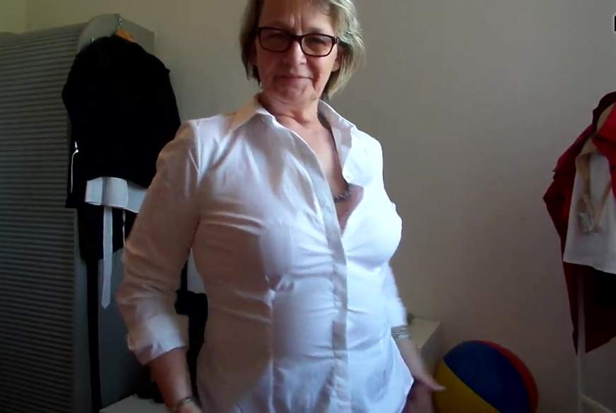 DiereifeBea: Bea präsentiert ihre reifen Brüste