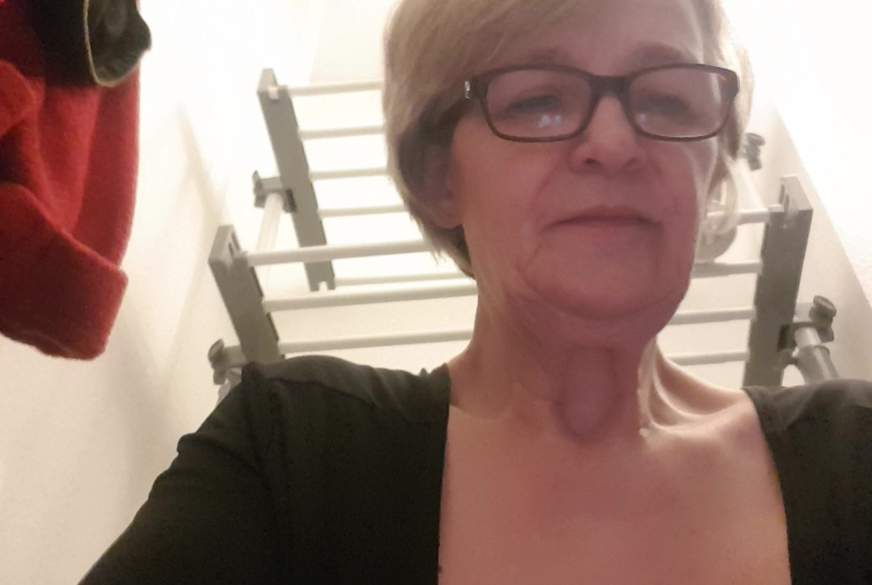 DiereifeBea: Geile M****i die fuer dich pinkelt