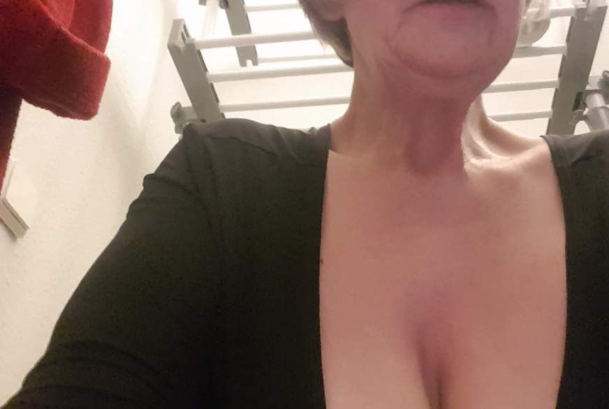 DiereifeBea: Geile M****i die fuer dich pinkelt