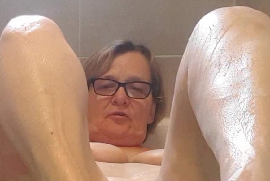 DiereifeBea: relaced in der Badewanne