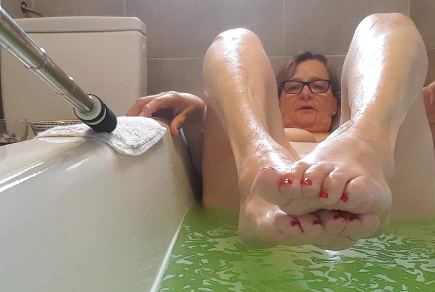 DiereifeBea: relaced in der Badewanne