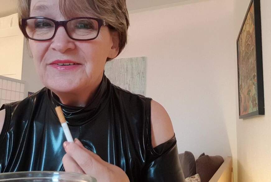 DiereifeBea: Fuer einen Fan eine Zigarette geraucht