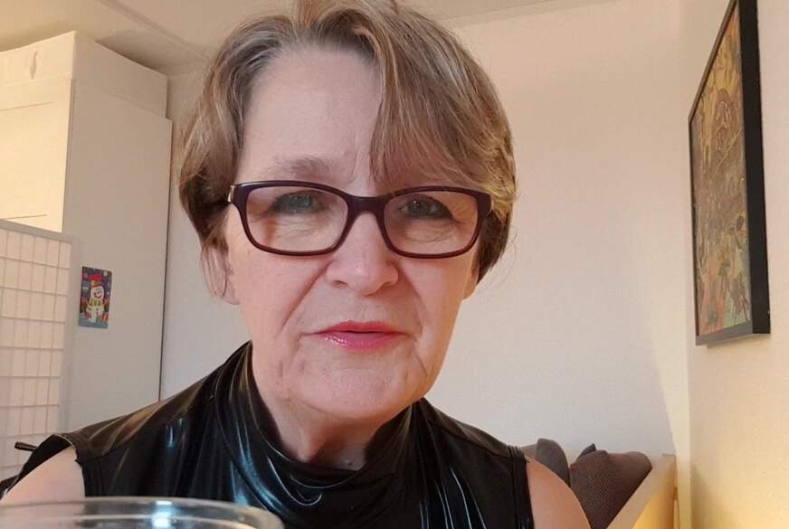 DiereifeBea: Fuer einen Fan eine Zigarette geraucht