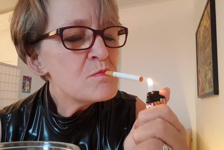 DiereifeBea: Fuer einen Fan eine Zigarette geraucht