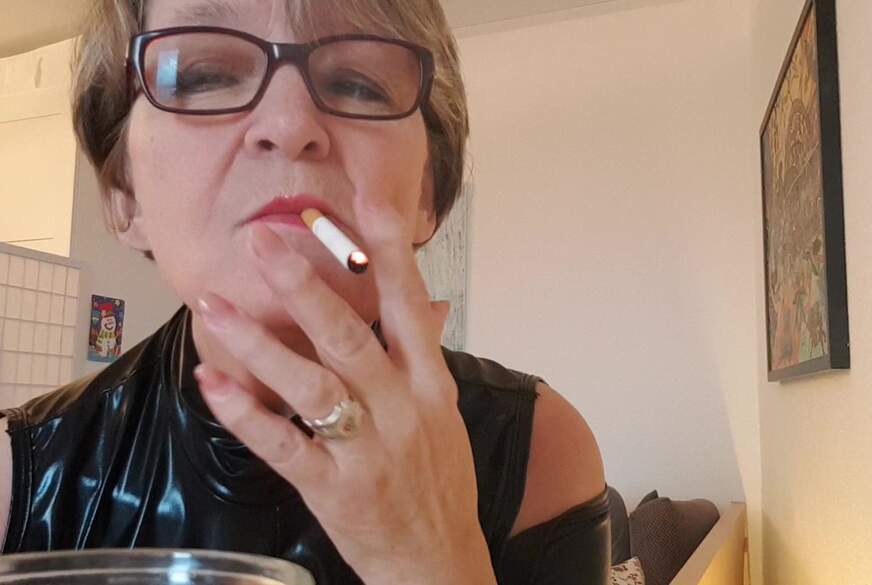 DiereifeBea: Fuer einen Fan eine Zigarette geraucht