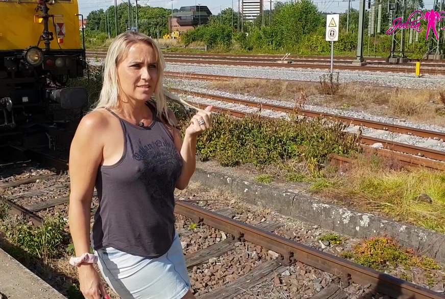 Auf dem Bahnhof g*****t und noch 2 weitere geile P**s-Szenen von JuliaPink