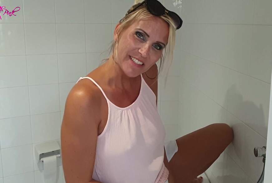 JuliaPink: P****n im öffentlichen Herrenk*o