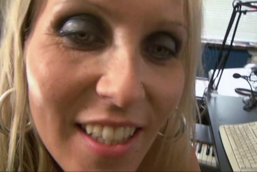 JuliaPink: Im Tonstudio seinen A***h gel***t und er nimmt mich geil A**l