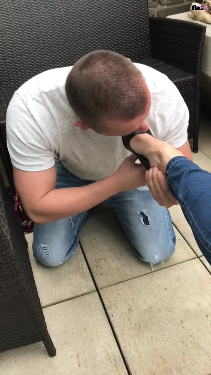 Er leckt meine Schuhe und Füße ab!