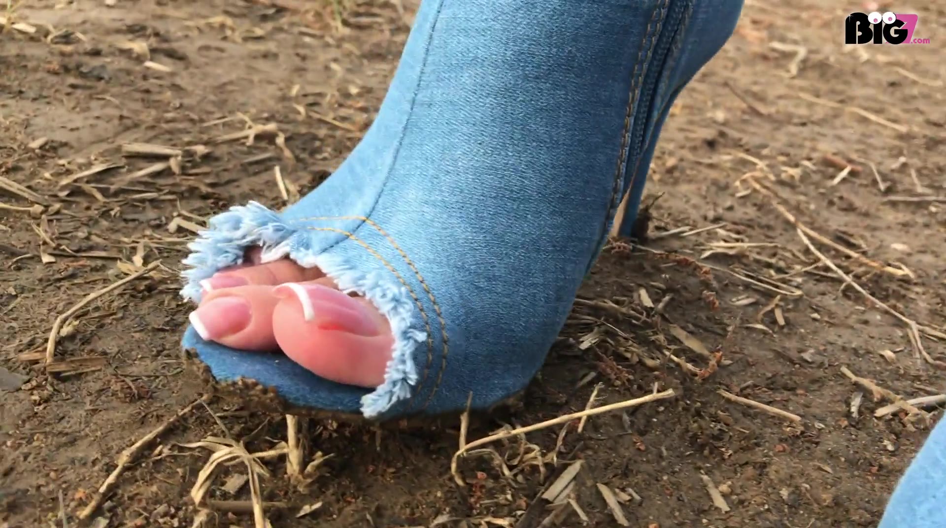 Ich laufe in Matsch in sexy Jeans Boots