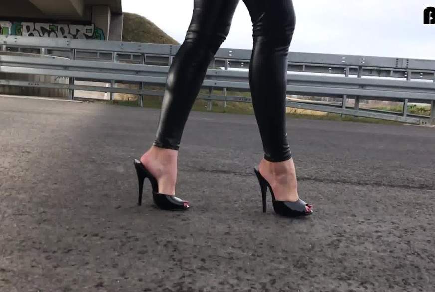 Sexy Walk in Killer Heels von Goddess-Lena