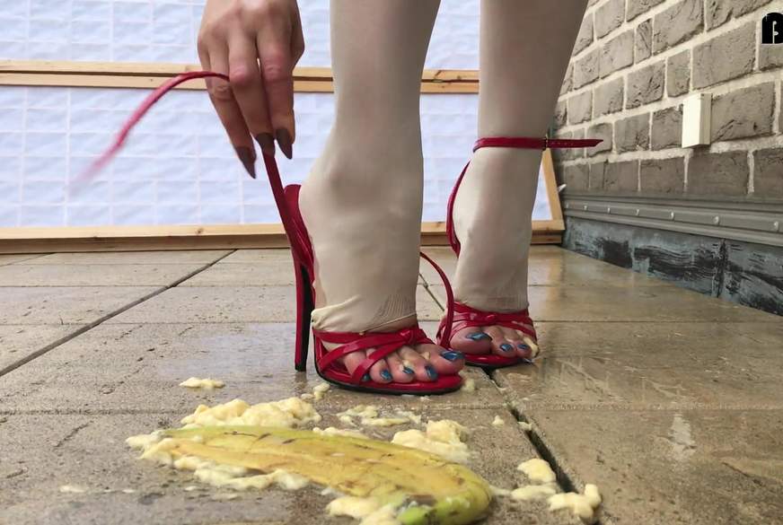 Crush und Golden Shower von Goddess-Lena