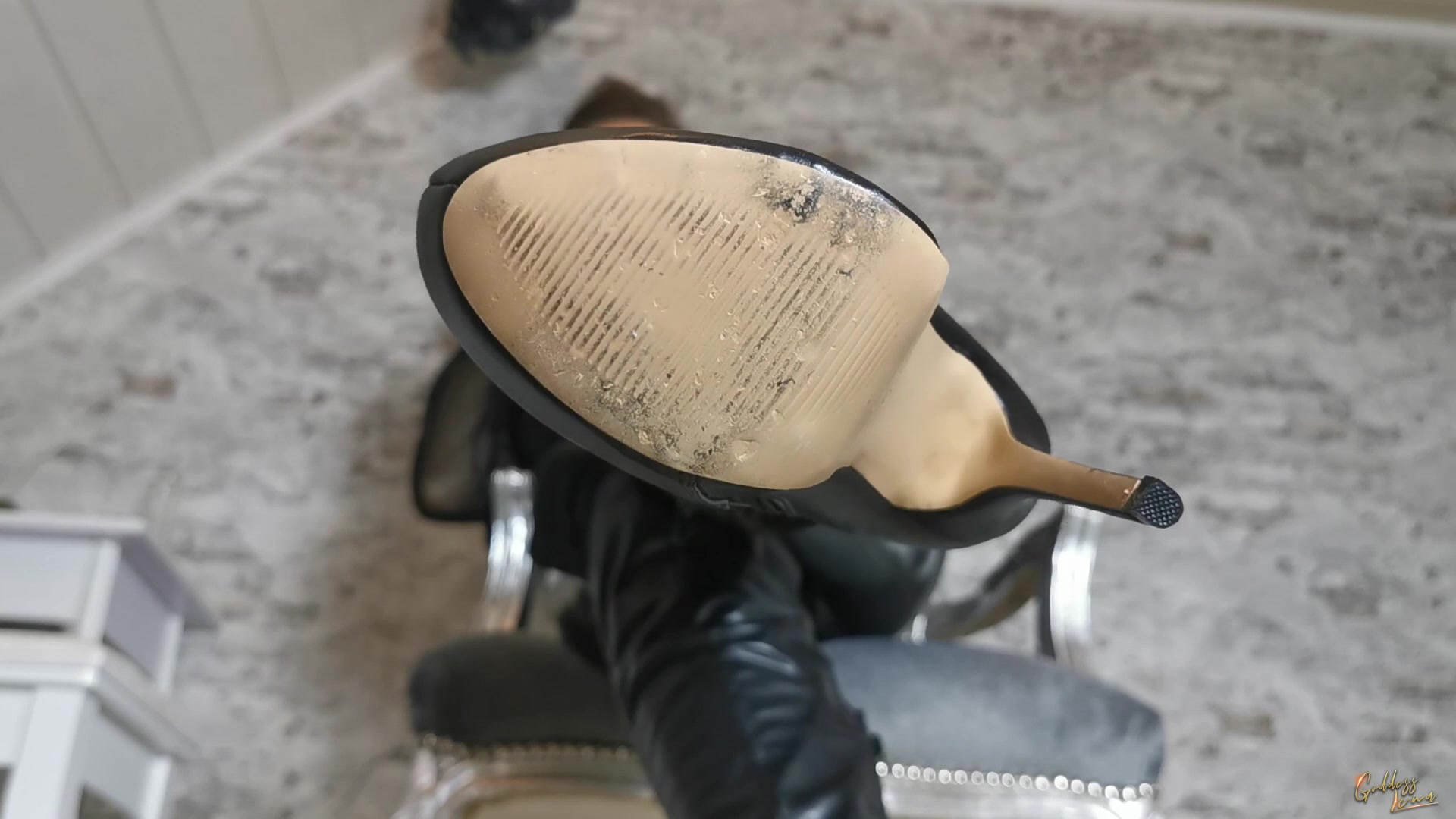 Yeah mein kleiner Fucker... hier bekommst du wieder deine Dosis Goddess Lena ! Du lernst wie du mit deiner Zunge Asche von meinen Stiefeln zu lecken hast und diese auch von fremdem Samen oral befreien musst. Und nun übe fleißig.. und spar vor allem kräftig ;)